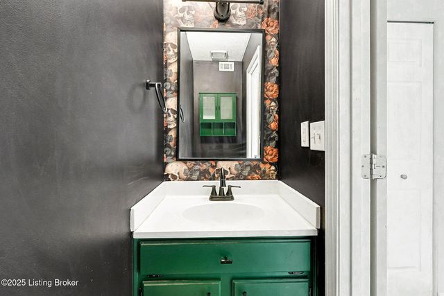 7300 Chestnut Tree Ln, Louisville, KY 40291