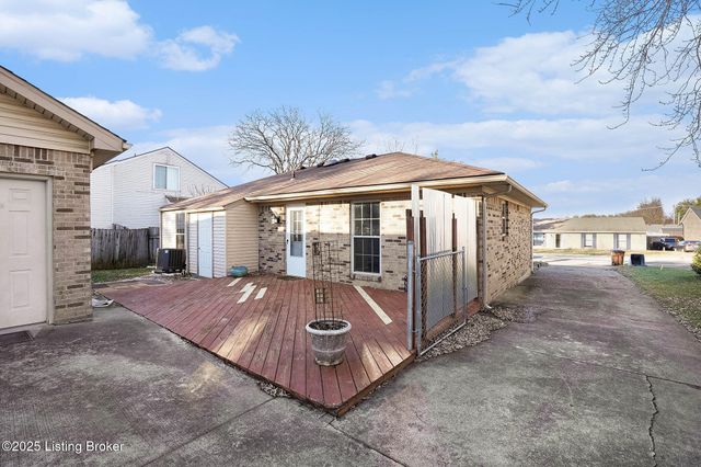 7300 Chestnut Tree Ln, Louisville, KY 40291