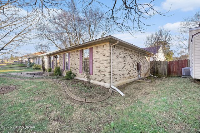 7300 Chestnut Tree Ln, Louisville, KY 40291