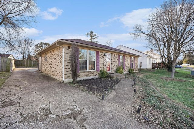 7300 Chestnut Tree Ln, Louisville, KY 40291