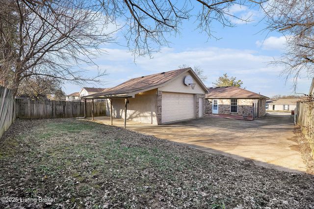 7300 Chestnut Tree Ln, Louisville, KY 40291