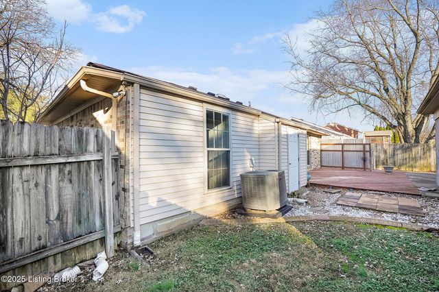 7300 Chestnut Tree Ln, Louisville, KY 40291