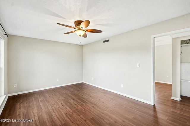 7300 Chestnut Tree Ln, Louisville, KY 40291