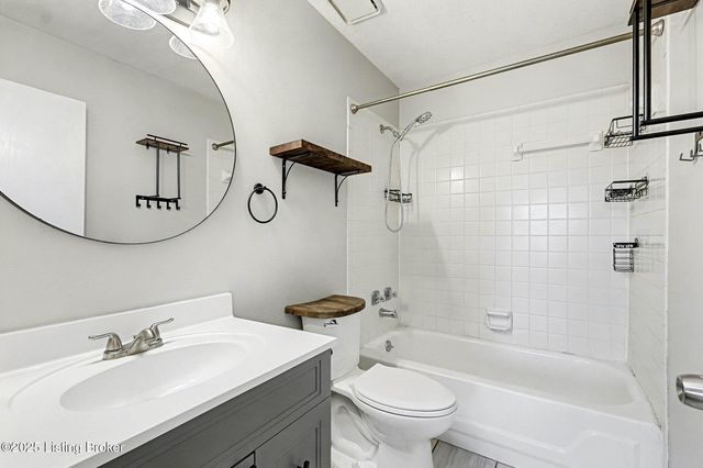 7300 Chestnut Tree Ln, Louisville, KY 40291