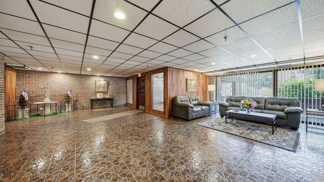 121 S Spruce Avenue 207, Wood Dale, IL 60191