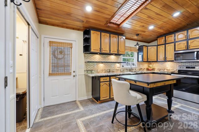 220 Bradshaw Avenue, Hendersonville, NC 28792