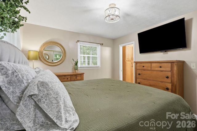 220 Bradshaw Avenue, Hendersonville, NC 28792