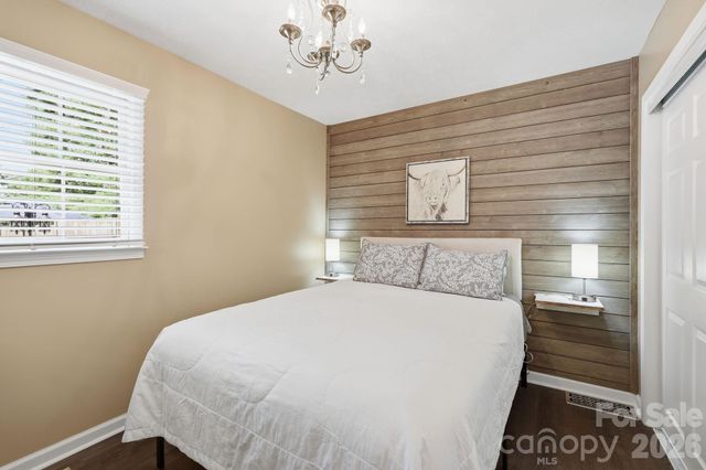 220 Bradshaw Avenue, Hendersonville, NC 28792