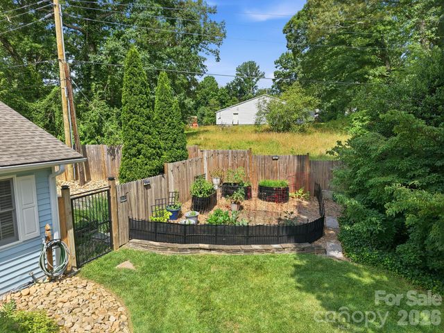 220 Bradshaw Avenue, Hendersonville, NC 28792