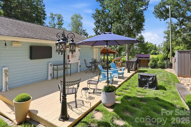 220 Bradshaw Avenue, Hendersonville, NC 28792