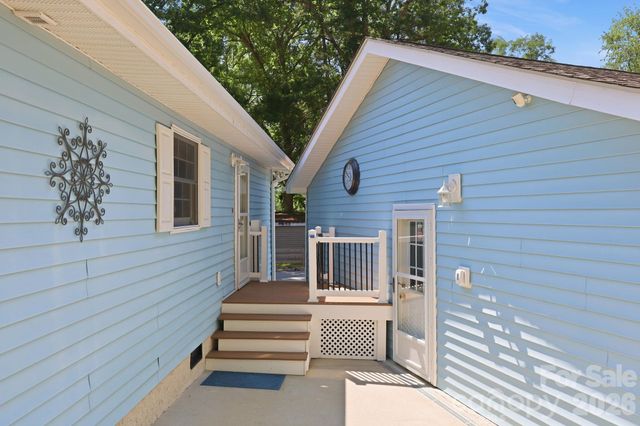 220 Bradshaw Avenue, Hendersonville, NC 28792