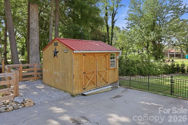 220 Bradshaw Avenue, Hendersonville, NC 28792