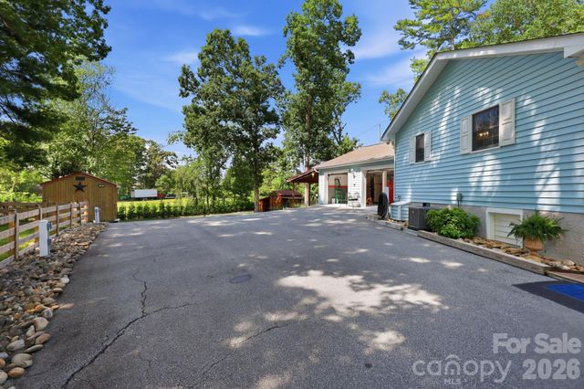 220 Bradshaw Avenue, Hendersonville, NC 28792