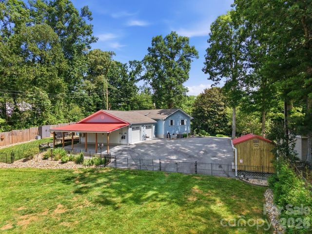 220 Bradshaw Avenue, Hendersonville, NC 28792