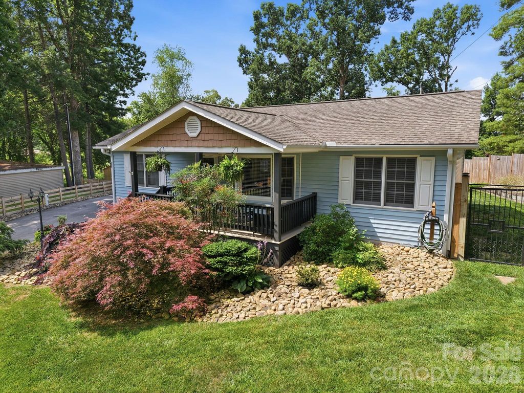 220 Bradshaw Avenue, Hendersonville, NC 28792