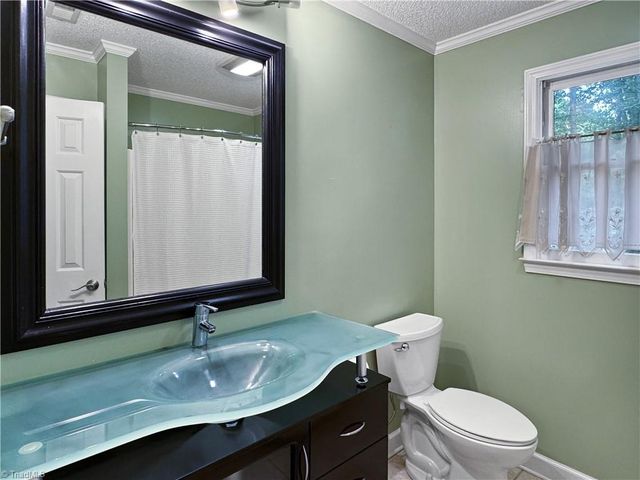 5208 Bridge Pointe Drive, Clemmons, NC 27012