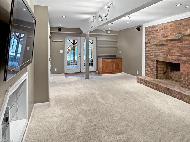 5208 Bridge Pointe Drive, Clemmons, NC 27012