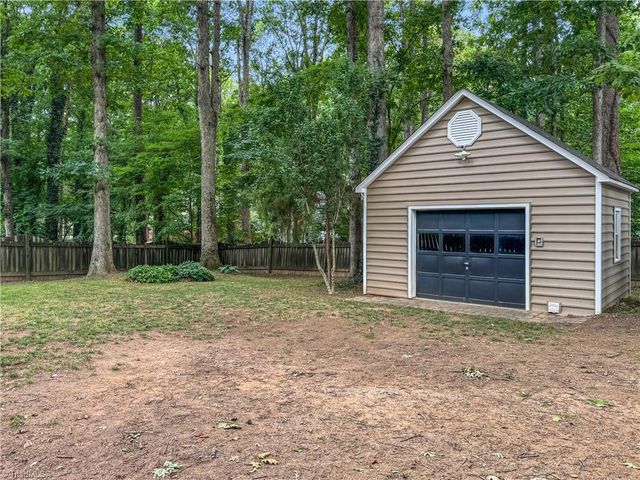5208 Bridge Pointe Drive, Clemmons, NC 27012