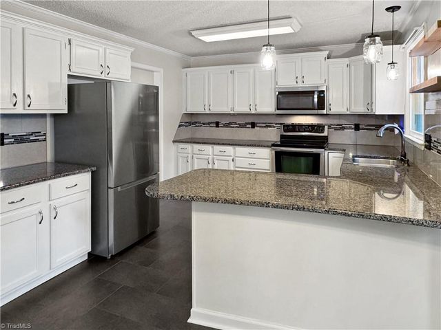5208 Bridge Pointe Drive, Clemmons, NC 27012
