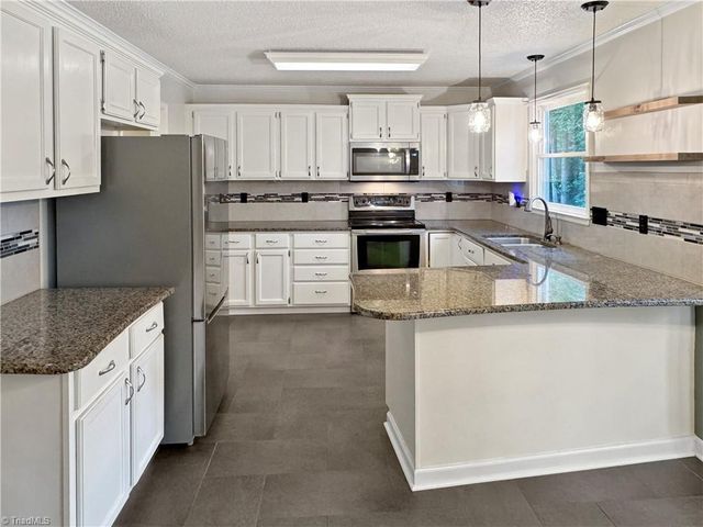 5208 Bridge Pointe Drive, Clemmons, NC 27012