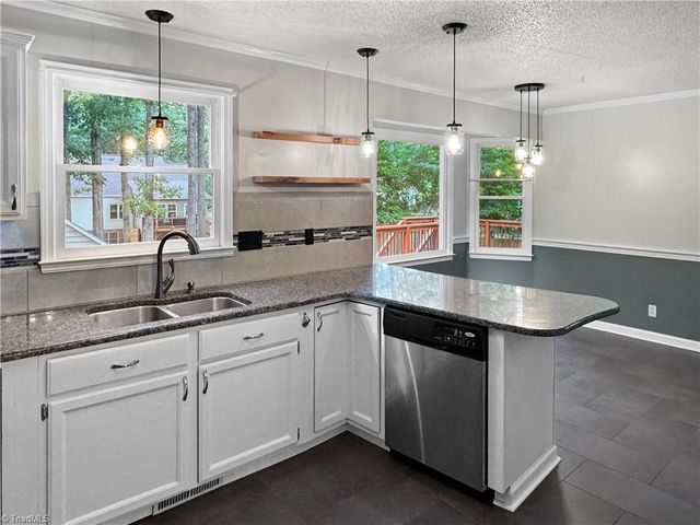 5208 Bridge Pointe Drive, Clemmons, NC 27012