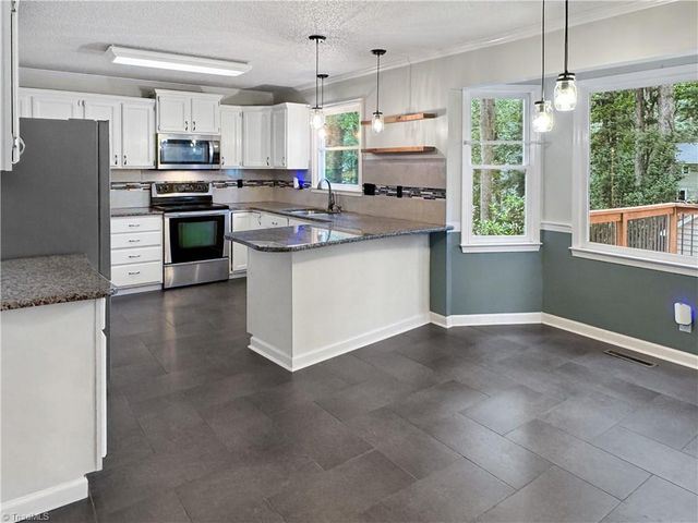 5208 Bridge Pointe Drive, Clemmons, NC 27012