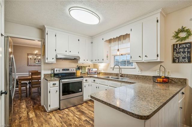 8 Zilber CT, Hampton, VA 23669