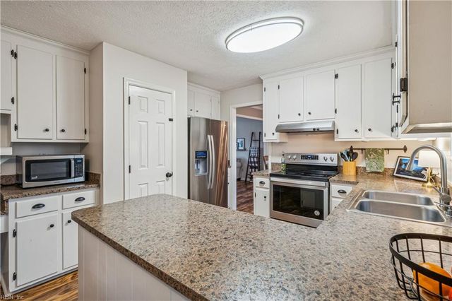 8 Zilber CT, Hampton, VA 23669