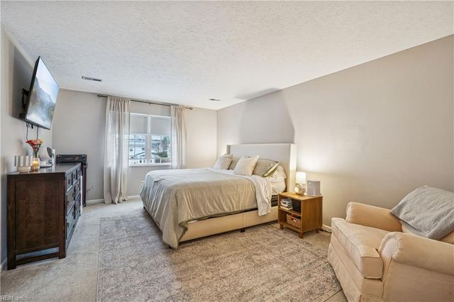 8 Zilber CT, Hampton, VA 23669