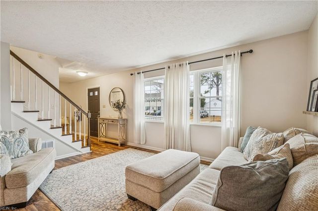 8 Zilber CT, Hampton, VA 23669