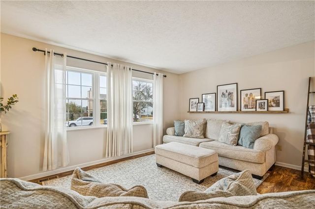 8 Zilber CT, Hampton, VA 23669