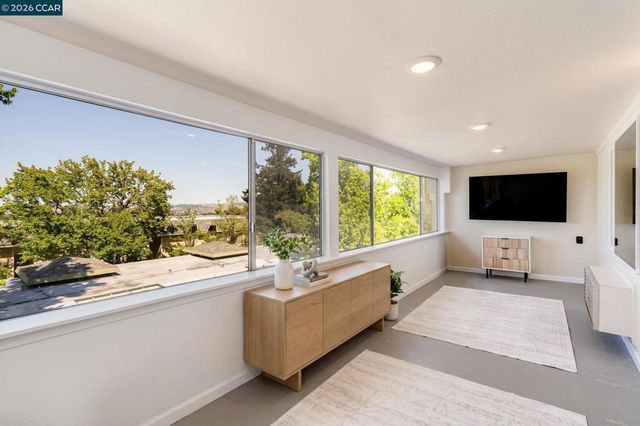 1909 Skycrest Dr 5, Walnut Creek, CA 94595