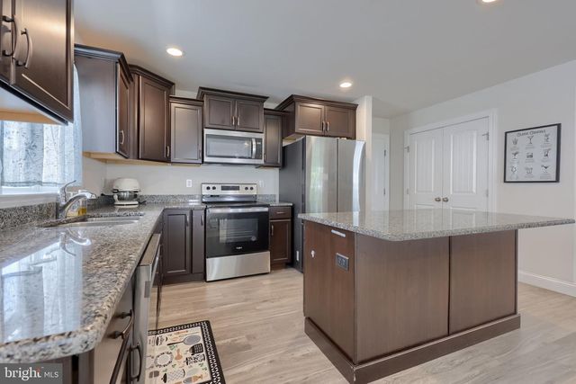 27 ELI DR, York, PA 17404
