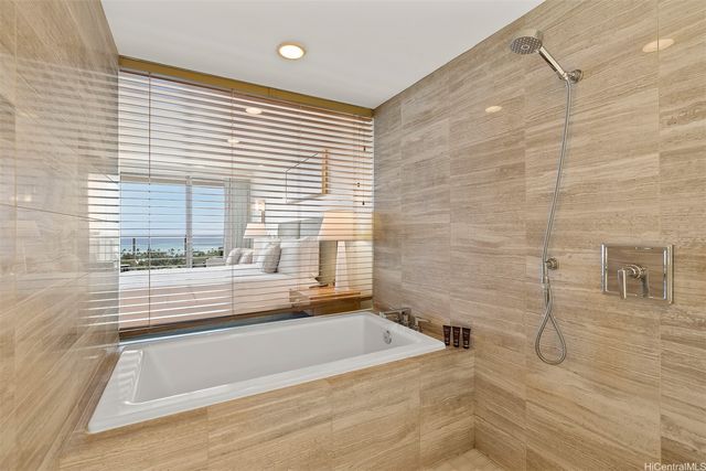 383 Kalaimoku Street E1803, Honolulu, HI 96815