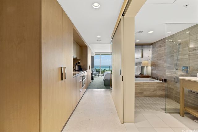 383 Kalaimoku Street E1803, Honolulu, HI 96815