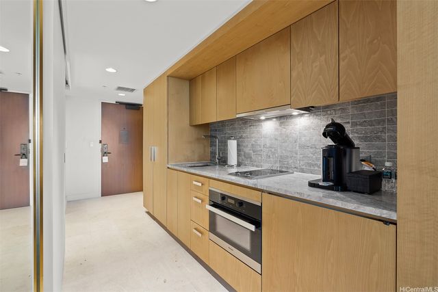 383 Kalaimoku Street E1803, Honolulu, HI 96815