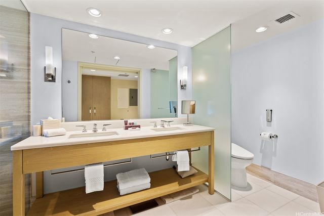 383 Kalaimoku Street E1803, Honolulu, HI 96815