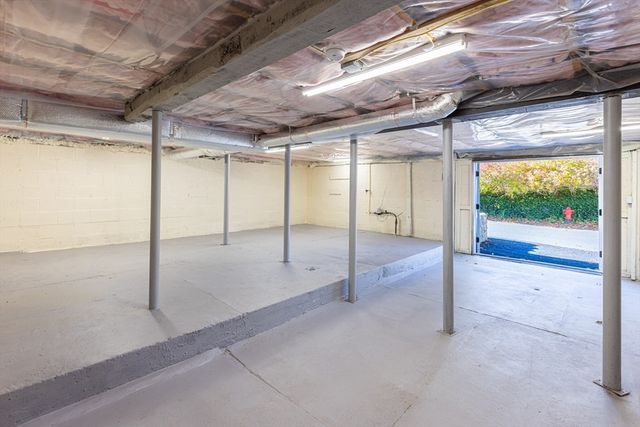 232 Lake Dr, Hamilton, MA 01982