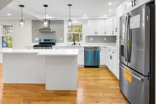 232 Lake Dr, Hamilton, MA 01982