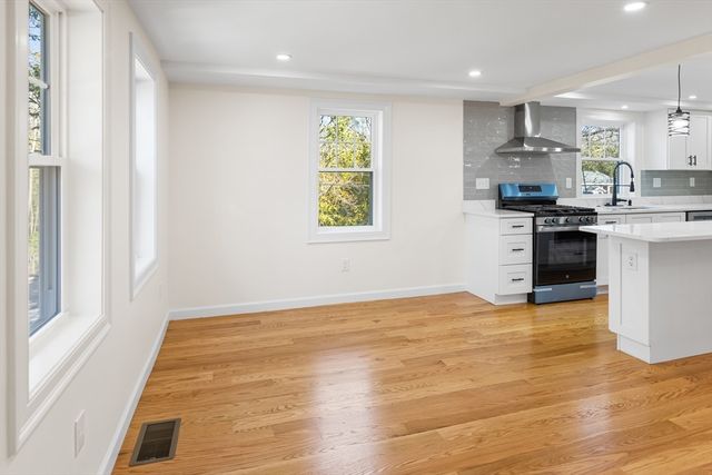 232 Lake Dr, Hamilton, MA 01982