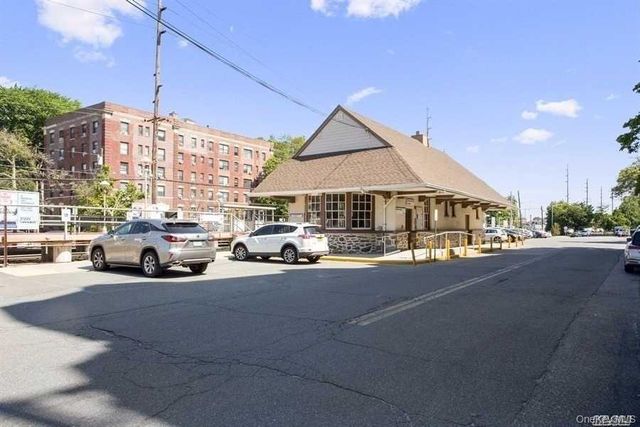 141 Wyckoff Place 4A, Woodmere, NY 11598