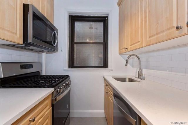 141 Wyckoff Place 4A, Woodmere, NY 11598