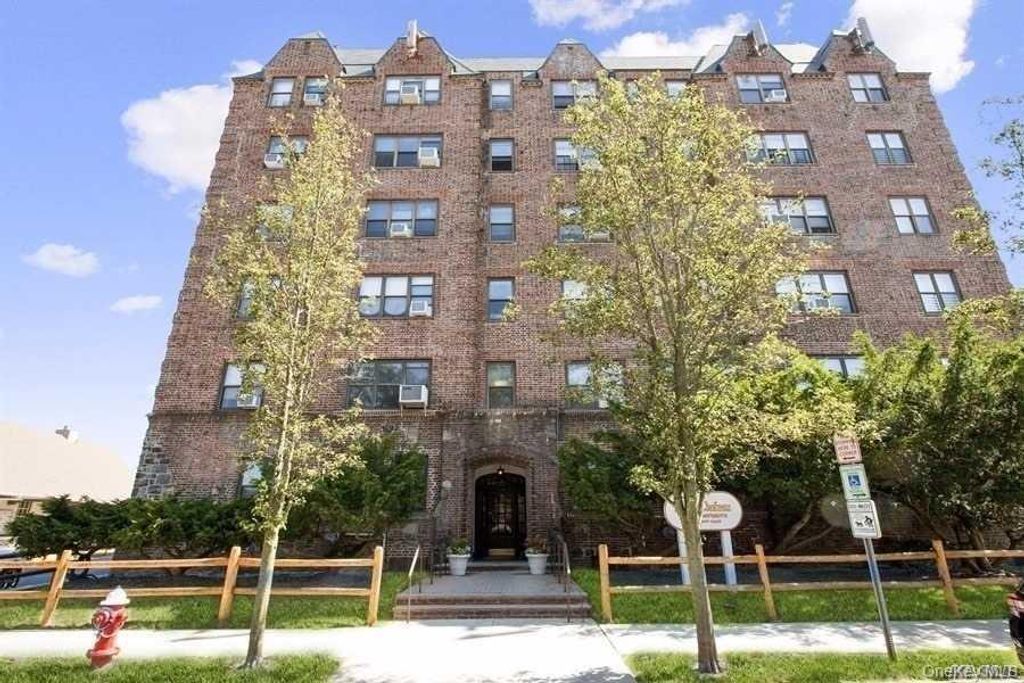 141 Wyckoff Place 4A, Woodmere, NY 11598