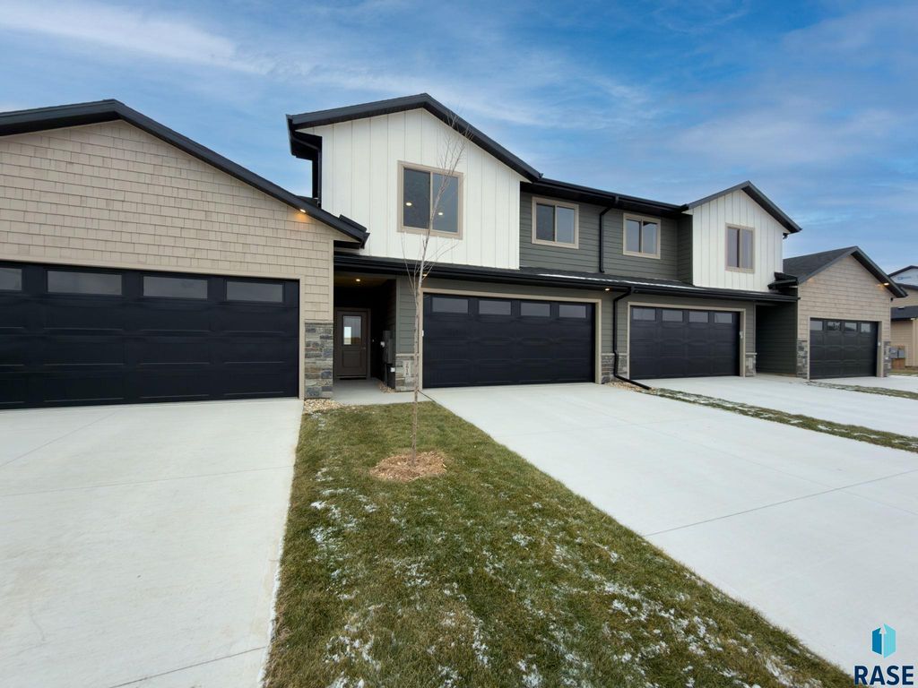 2818 E Hazelnut St Street, Brandon, SD 57005