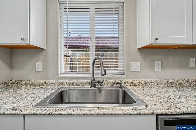 634 S Sunrise Dr, Jefferson, OR 97352