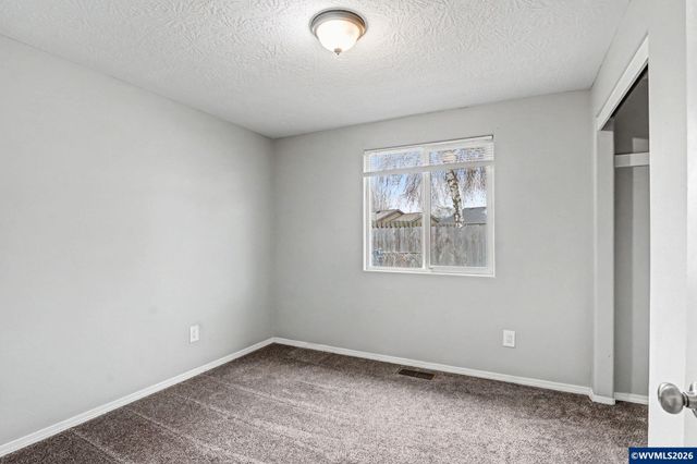 634 S Sunrise Dr, Jefferson, OR 97352