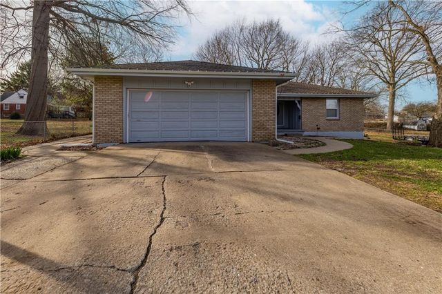 10105 E 35th Street S, Independence, MO 64052