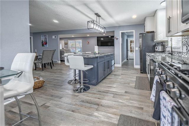 10105 E 35th Street S, Independence, MO 64052