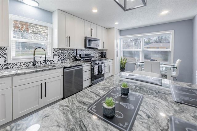 10105 E 35th Street S, Independence, MO 64052