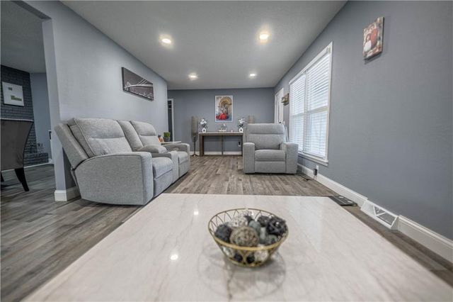 10105 E 35th Street S, Independence, MO 64052